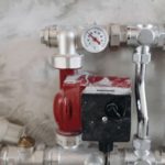 Heating manifold with pressure gauge and pump